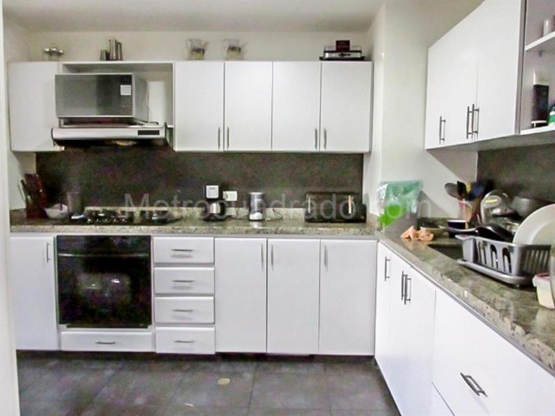 Spacious 3BR Apartment in Quiet Los Balsos Area - 4