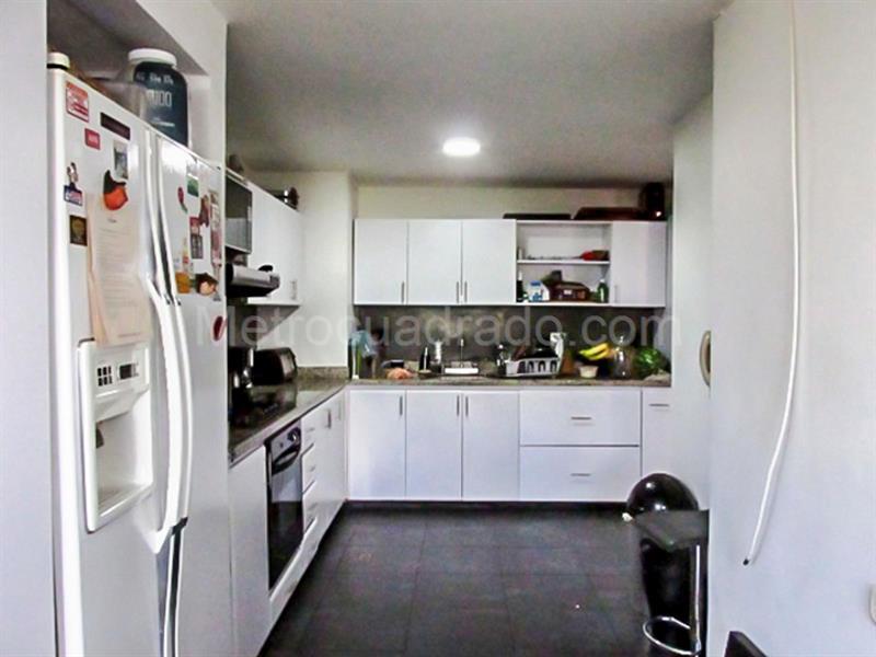 Spacious 3BR Apartment in Quiet Los Balsos Area - 5