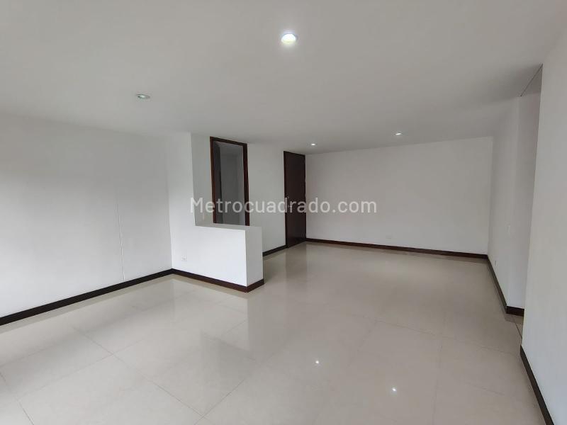 Apartamento de 3 Alcobas en San Lucas con Balcón y Parqueadero - 3