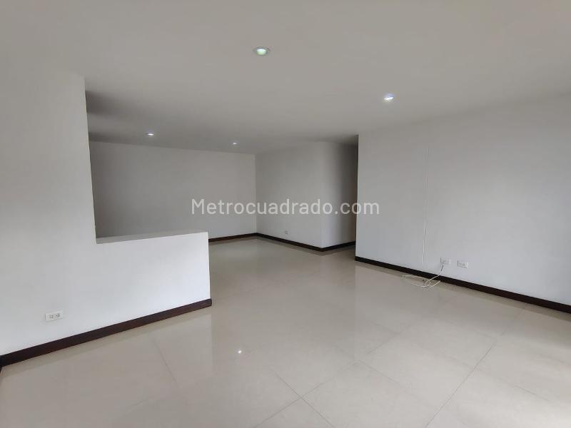 Apartamento de 3 Alcobas en San Lucas con Balcón y Parqueadero - 4