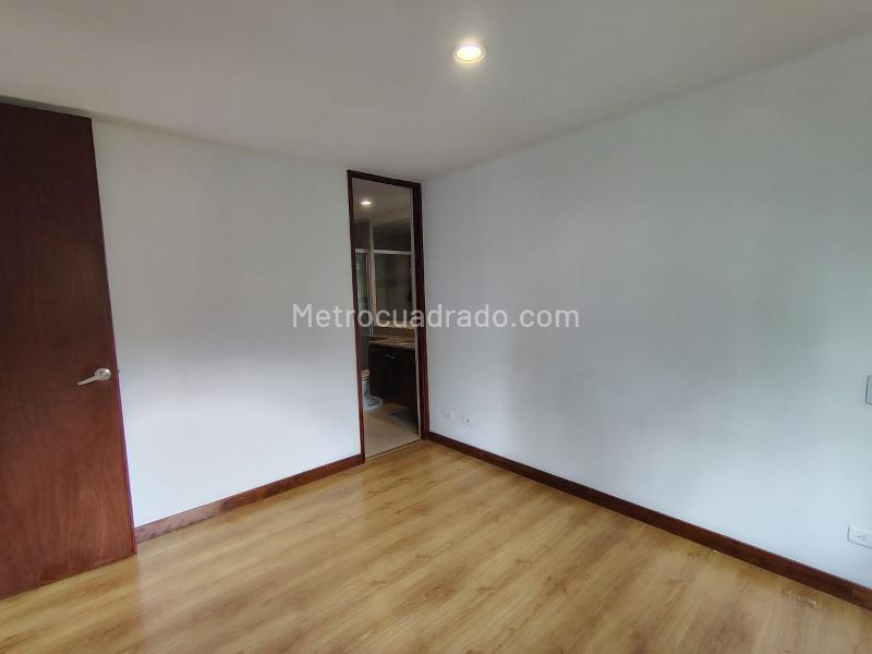 Apartamento de 3 Alcobas en San Lucas con Balcón y Parqueadero - 9