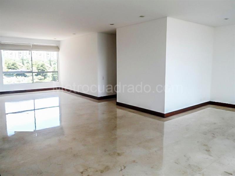 Spacious 3BR Apartment in El Poblado (Closed Community)