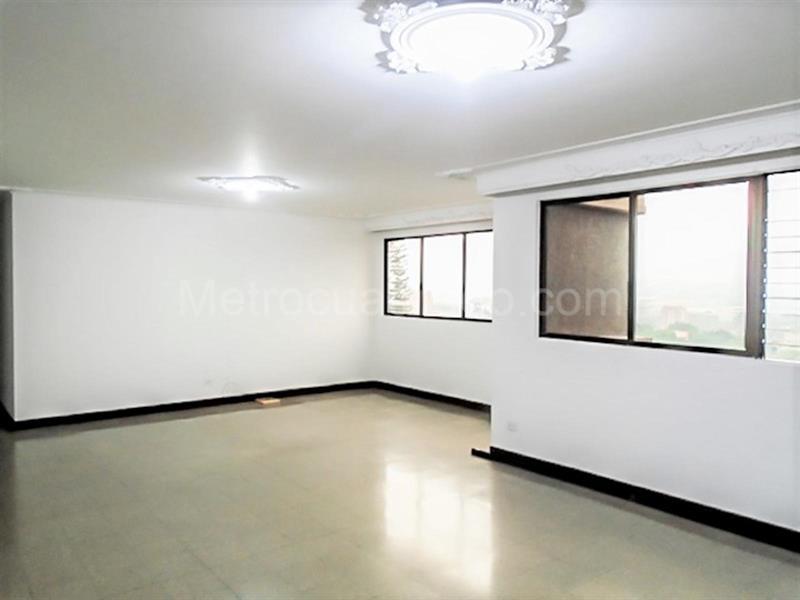 Apartamento Amplio de 3 Alcobas con Estudio en El Poblado