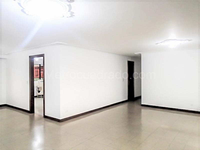 Apartamento Amplio de 3 Alcobas con Estudio en El Poblado - 3