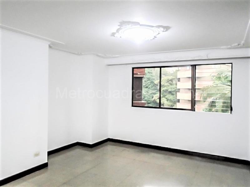 Apartamento Amplio de 3 Alcobas con Estudio en El Poblado - 2