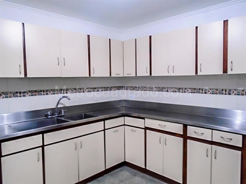 Apartamento Amplio de 3 Alcobas con Estudio en El Poblado - 5