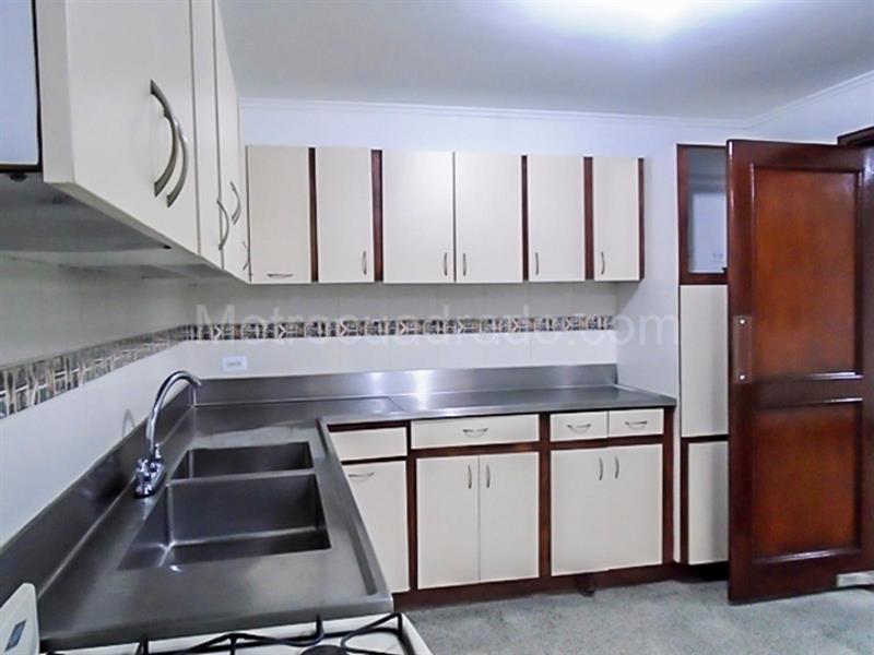 Apartamento Amplio de 3 Alcobas con Estudio en El Poblado - 6