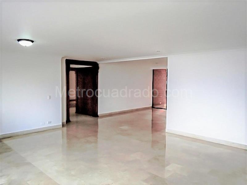 Apartamento de 4 Alcobas con Balcón en El Poblado (Castropol) - 3