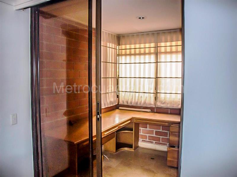 Apartamento de 4 Alcobas con Balcón en El Poblado (Castropol) - 6