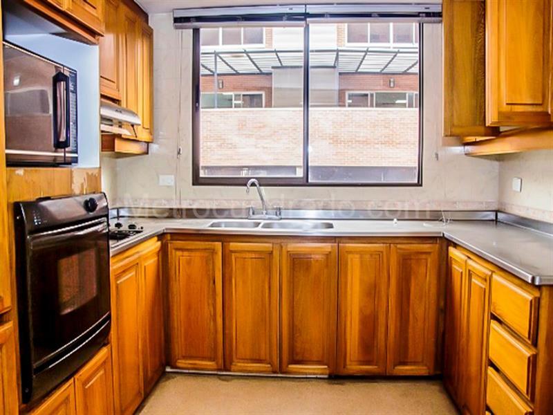 Apartamento de 4 Alcobas con Balcón en El Poblado (Castropol) - 7