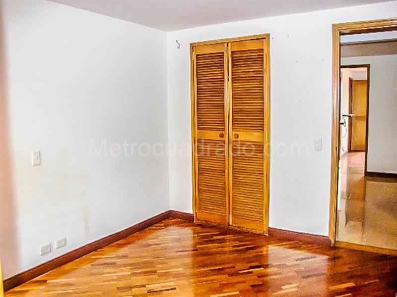 Apartamento de 4 Alcobas con Balcón en El Poblado (Castropol) - 8