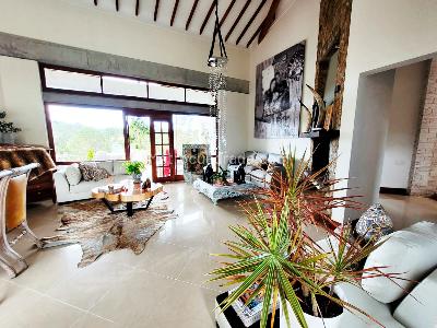 Casa de 4 alcobas en venta en Alto Del Escobero, Envigado, 400 m² · foto 2 de 16