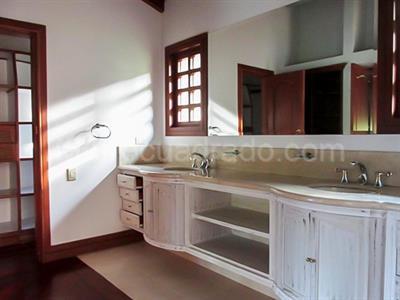 Casa de 5 alcobas en venta en Altos Del Escobero, Envigado, 510 m² · foto 16 de 20
