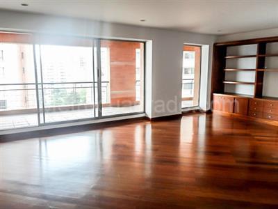 Apartamento de 3 alcobas en venta en El Poblado, Medellín, 220 m² · foto 2 de 18