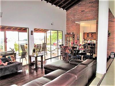 Casa de 5 alcobas en arriendo en Loma Escobero, Envigado, 270 m² · foto 3 de 17