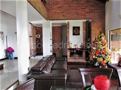 Casa de 5 alcobas en arriendo en Loma Escobero, Envigado, 270 m² · foto 2 de 17