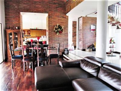 Casa de 5 alcobas en arriendo en Loma Escobero, Envigado, 270 m² · foto 4 de 17