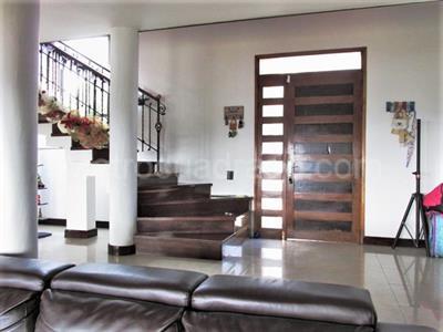 Casa de 5 alcobas en arriendo en Loma Escobero, Envigado, 270 m² · foto 5 de 17
