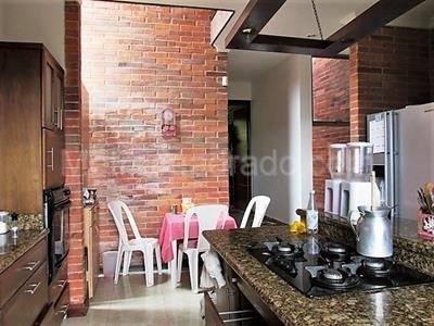 Casa de 5 alcobas en arriendo en Loma Escobero, Envigado, 270 m² · foto 7 de 17