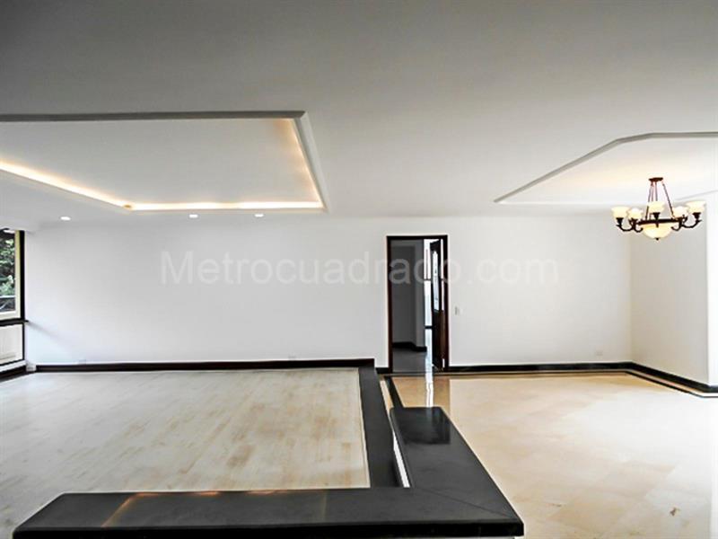 4BR Apartment with Jacuzzi and Covered Balcony in El Poblado (El Diamante) - 3