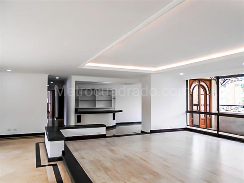 4BR Apartment with Jacuzzi and Covered Balcony in El Poblado (El Diamante) - 5