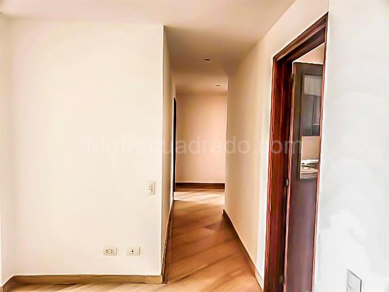 Elegant 3BR Apartment with Jacuzzi in El Poblado - 9