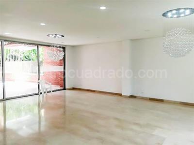 Casa en arriendo en El Poblado, Medellín · foto 2 de 19