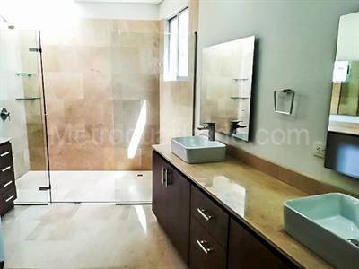 Casa en arriendo en El Poblado, Medellín · foto 9 de 19