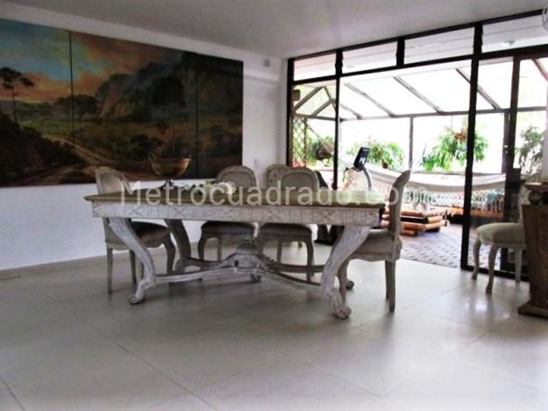 Apartamento Amplio de 4 Alcobas con Terraza en Patio Bonito - 2