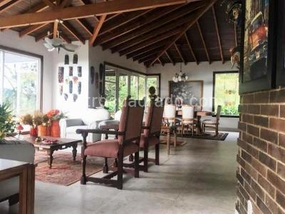 Casa de 4 alcobas en venta en El Escobero, Envigado, 407 m² · foto 2 de 16