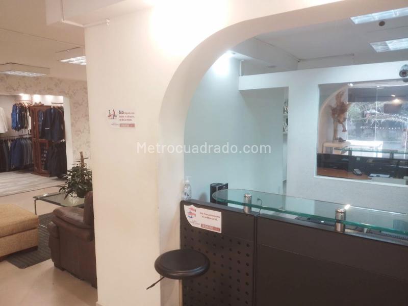 Casa Comercial Independiente de 5 Alcobas en Laureles - 2