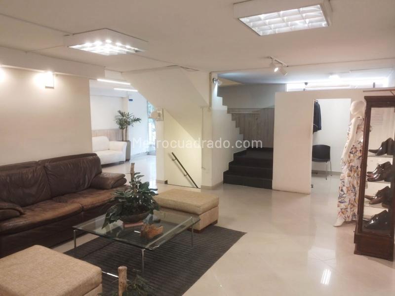 Casa Comercial Independiente de 5 Alcobas en Laureles - 4