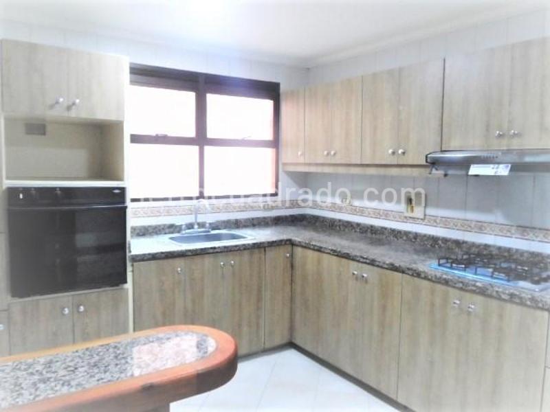 4BR Apartment in El Poblado (Vizcaya) with Marble & Wood Floors - 5