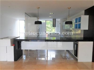 Apartamento de 4 alcobas en arriendo en El Poblado, Medellín, 300 m² · foto 4 de 19