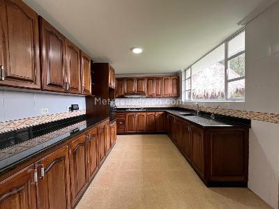 Casa de 5 alcobas en arriendo en Alto De Escobero, Envigado, 340 m² · foto 6 de 20