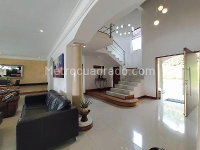 Casa de 5 alcobas en venta en El Poblado, Medellín, 817 m² · foto 3 de 18