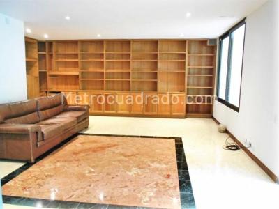 Casa de 3 alcobas en venta en Loma Los Benedictinos, Envigado, 330 m² · foto 2 de 16