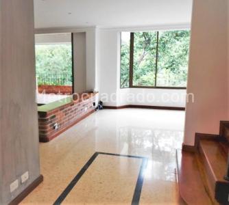 Casa de 3 alcobas en venta en Loma Los Benedictinos, Envigado, 330 m² · foto 3 de 16