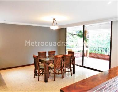 Casa de 3 alcobas en venta en Loma Los Benedictinos, Envigado, 330 m² · foto 4 de 16