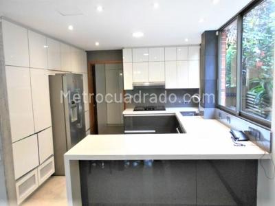 Casa de 3 alcobas en venta en Loma Los Benedictinos, Envigado, 330 m² · foto 6 de 16
