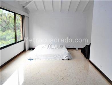 Casa de 3 alcobas en venta en Loma Los Benedictinos, Envigado, 330 m² · foto 9 de 16