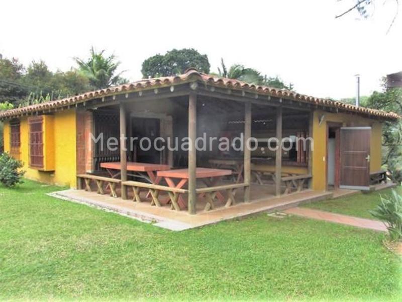 4BR House in vereda sajonia (480 m²)