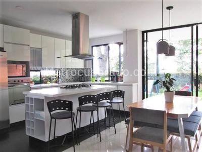 Casa de 3 alcobas en venta en San Lucas, Envigado, 233 m² · foto 2 de 18