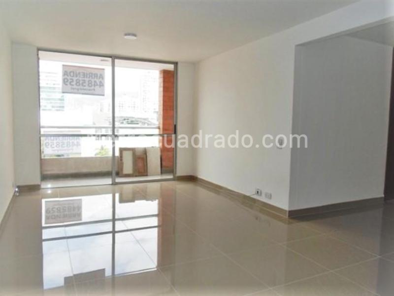 Apartamento de 3 Alcobas con Balcón y Parqueadero Cubierto en El Poblado