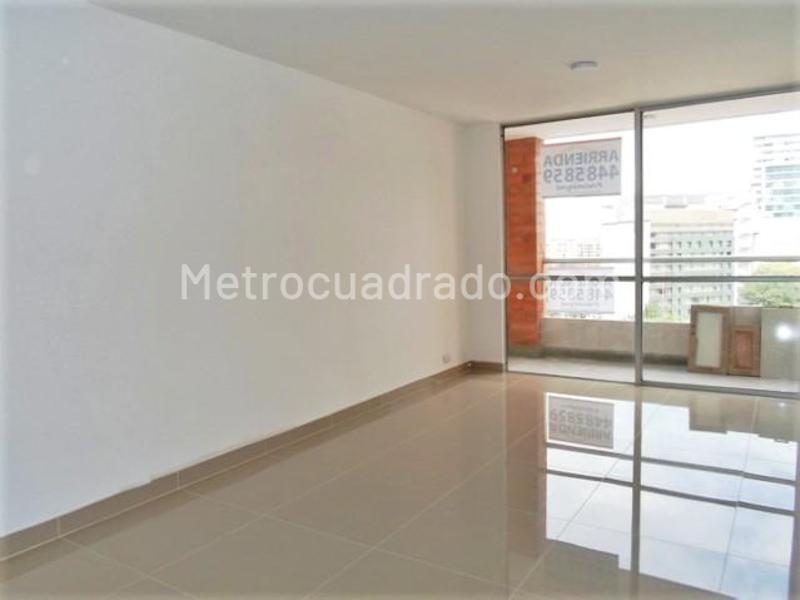 Apartamento de 3 Alcobas con Balcón y Parqueadero Cubierto en El Poblado - 2