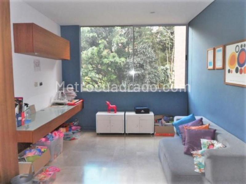 Luxury 3BR Apartment with City View in El Poblado - 9