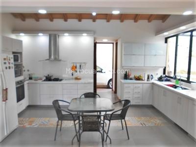 Casa de 3 alcobas en venta en Loma Del Escobero, Envigado, 300 m² · foto 5 de 17