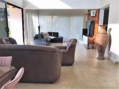 Casa de 3 alcobas en venta en Loma El Escobero, Envigado, 300 m² · foto 1 de 16