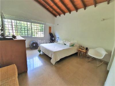 Casa de 3 alcobas en venta en Los Benedictinos, Envigado, 300 m² · foto 4 de 8
