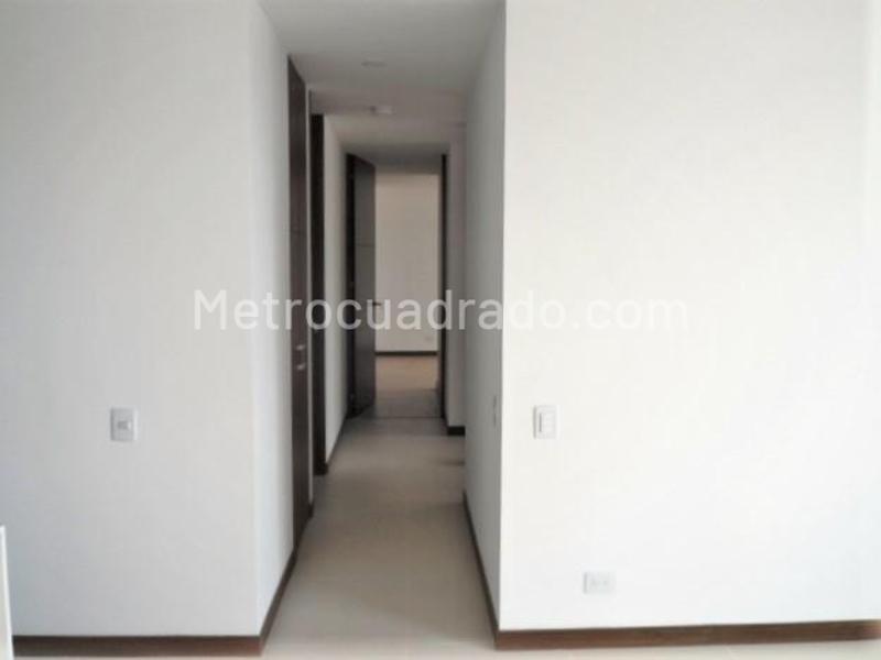Apartamento de 3 Alcobas con Balcón y Parqueadero Cubierto en El Poblado - 5